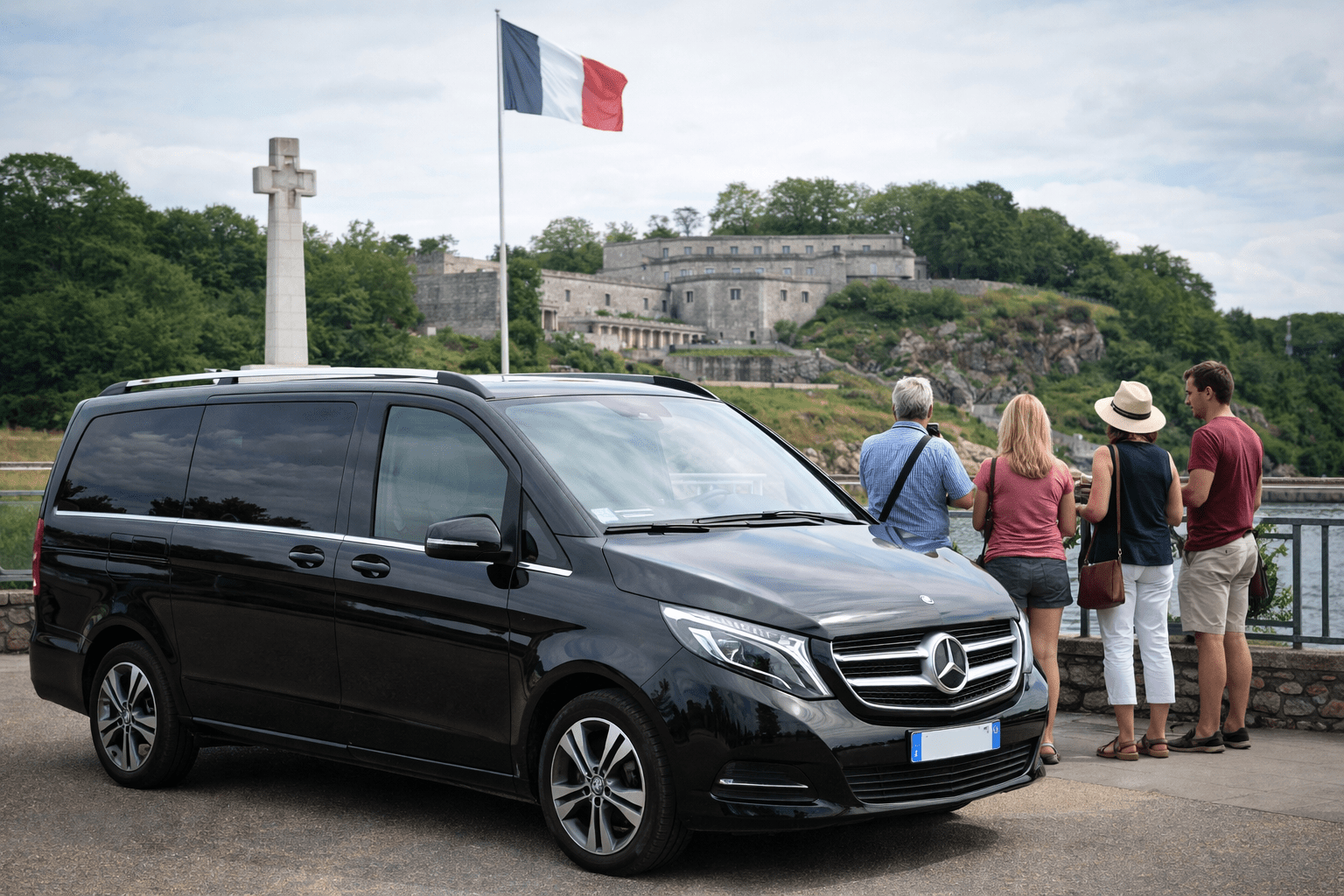 Chauffeur van Mercedes Classe V à Suresnes Mont Valérien avec touristes anglophones en visite